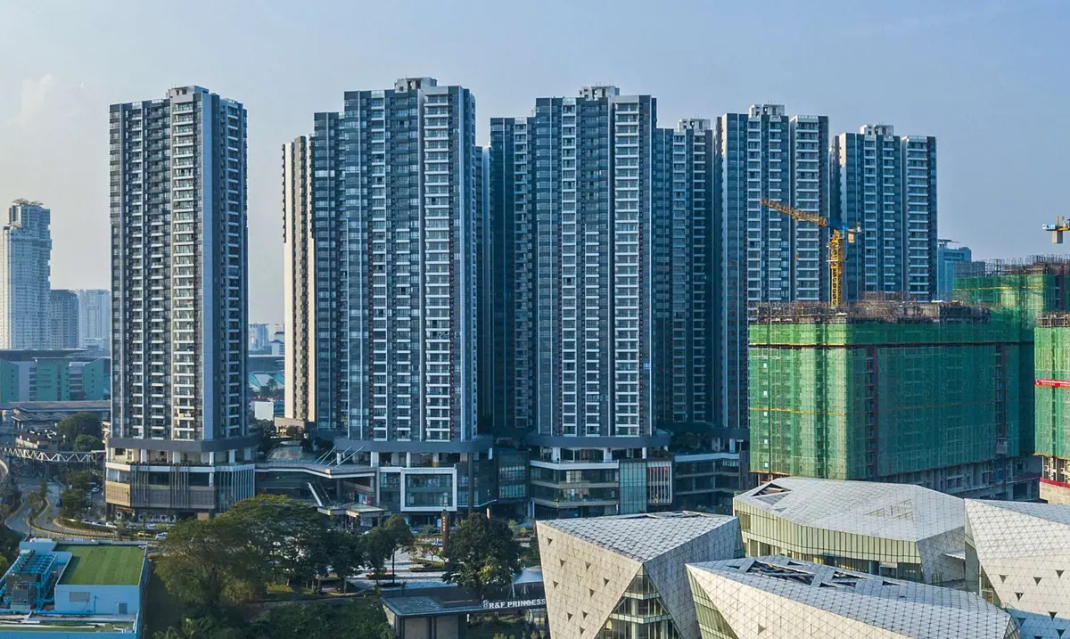 富力公主湾夜景，呈现新山滨海都市与长堤两边的城市背景